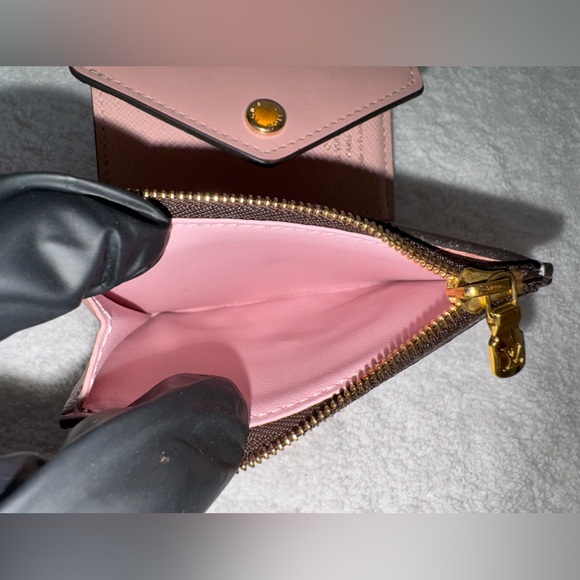 🚨SOLD🚨Louis Vuitton with COA Damier Ebene Zoe Wallet Rose Ballerine. - Picture 10 of 13